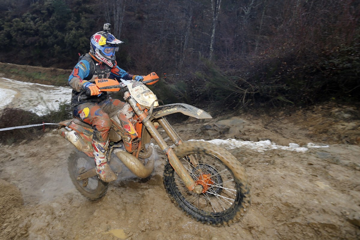 הלס גייט – אקשן והפתעות