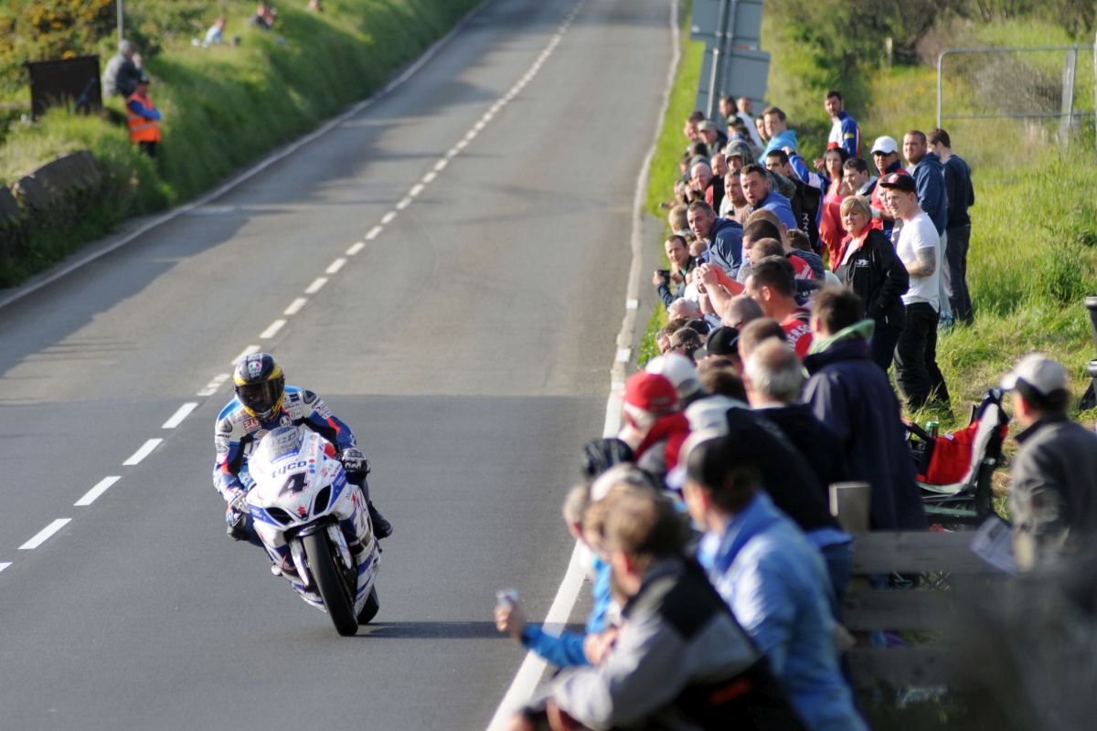 האי מאן: גיא מרטין שוקל לפרוש