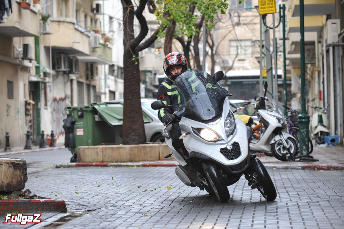 פיאג'ו MP3-300 בסיבוב התרשמות