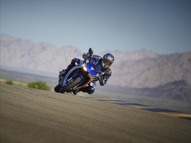 2015_YAM_YZF-R320_EU_MS1RB_ACT_007_1024x768