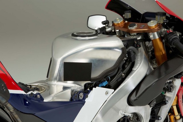 at-188000-honda-rc213v-s-is-utterly-disappointing-with-159-hp-in-stock-trim-photo-gallery_10