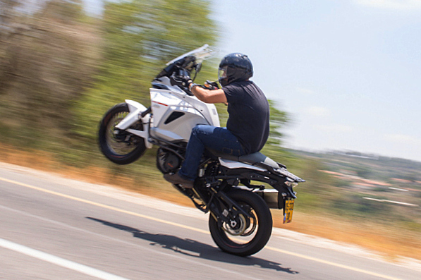 רכיבה ראשונה: ק.ט.מ סופר אדוונצ'ר 1290