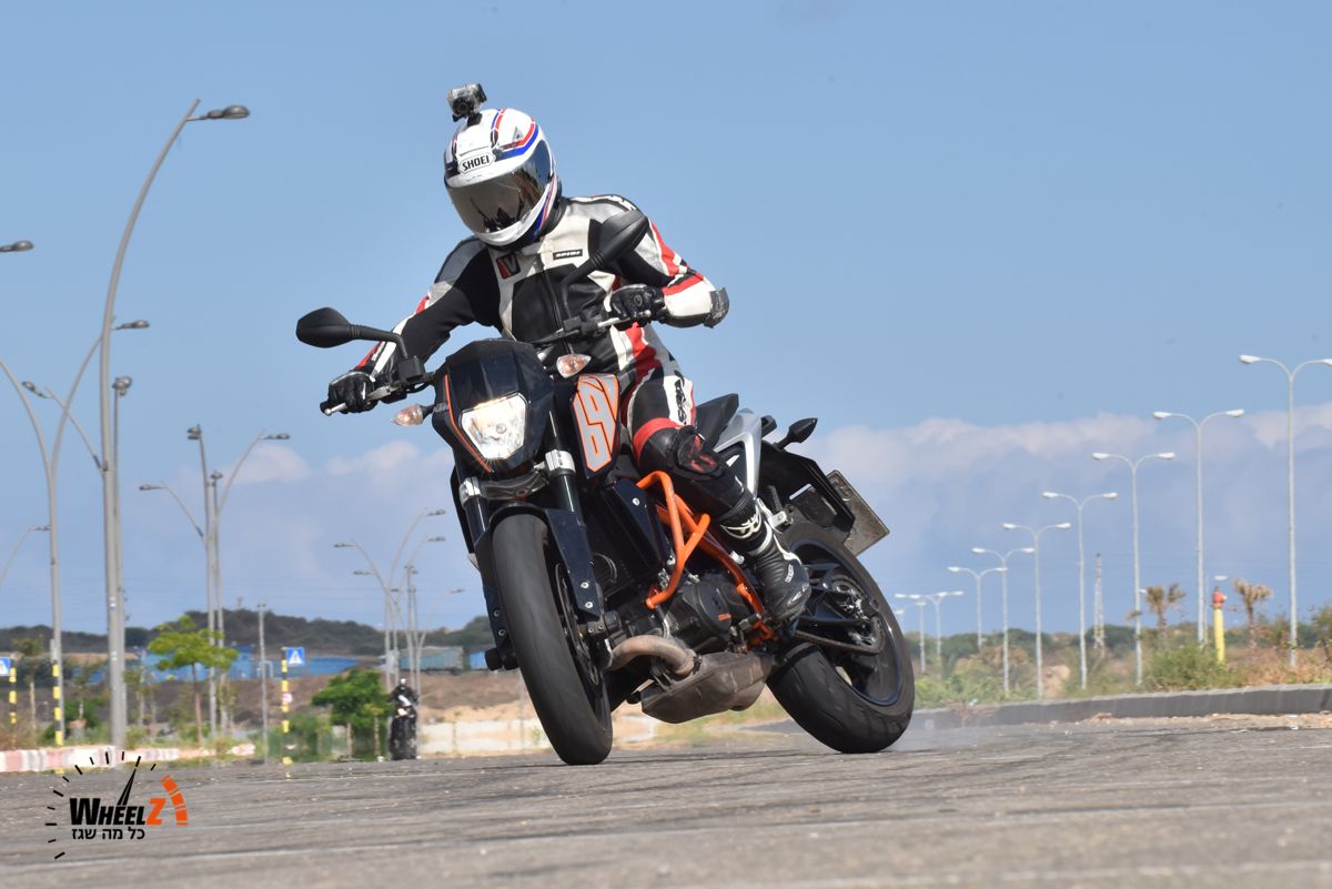 כניסה בהחלקה לפנייה – אמנות השליטה (וידאו)