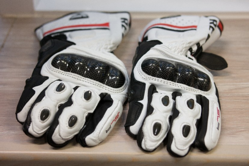 היזהרו מחיקויים – השוואת כפפות