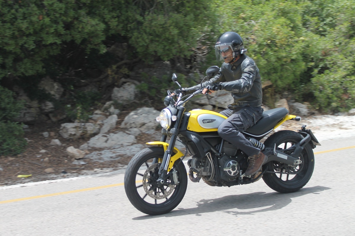 רכיבה ראשונה: דוקאטי סקרמבלר אייקון