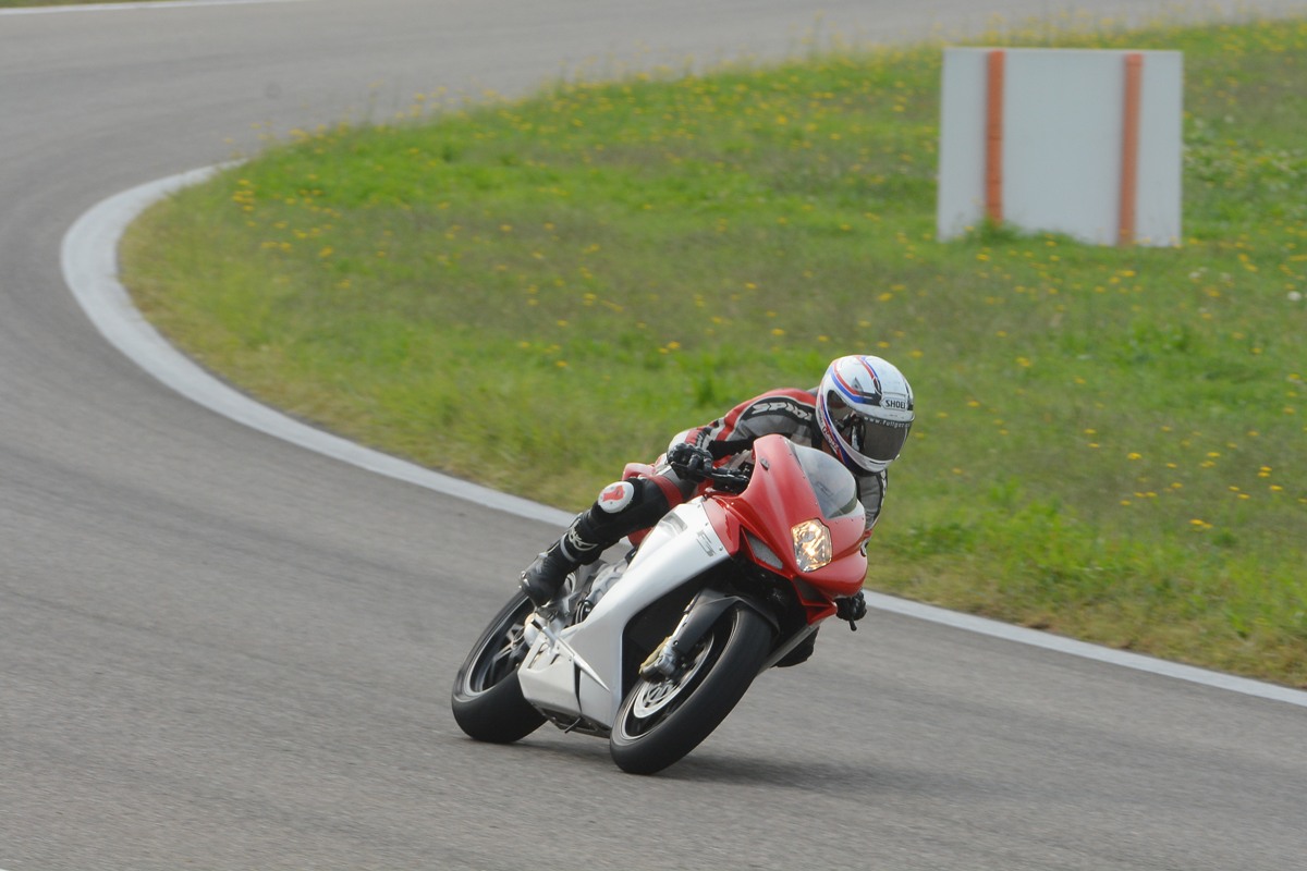 חוויית מסלול על MV אגוסטה