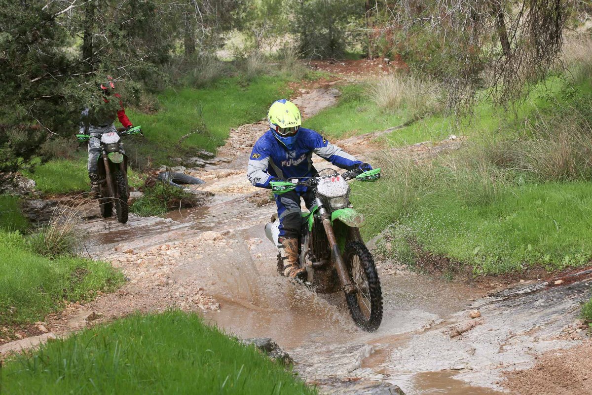 רכיבה ראשונה: קוואסאקי KL250F ו-KL450F