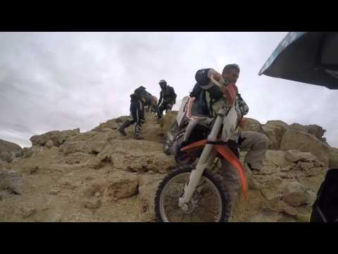 סינגלים במדבר: חלוקים, בוקר בואכה צין