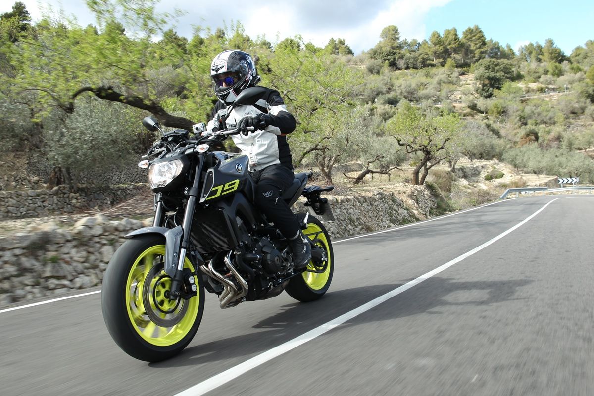 רכיבה ראשונה: ימאהה MT-09 בקרת החלקה