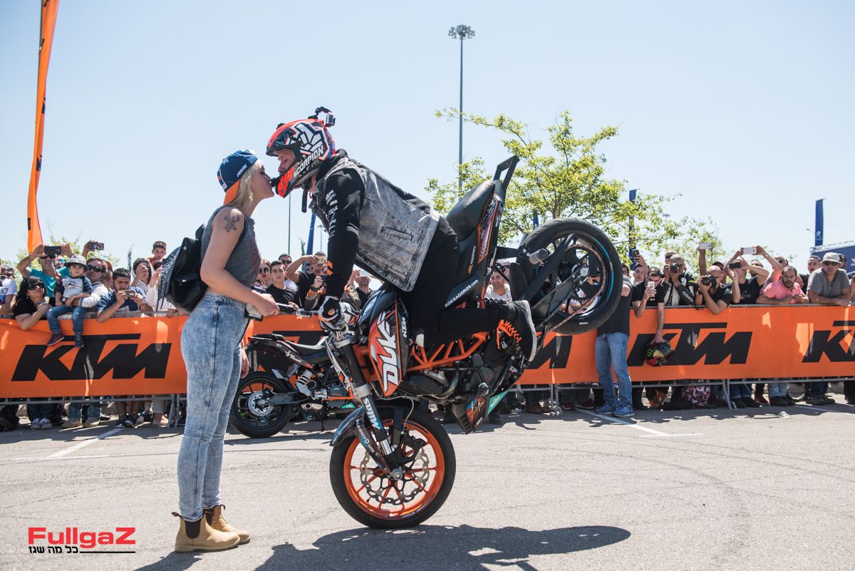 רוק בגורוס עושה סטאנטס בנתיב המהיר