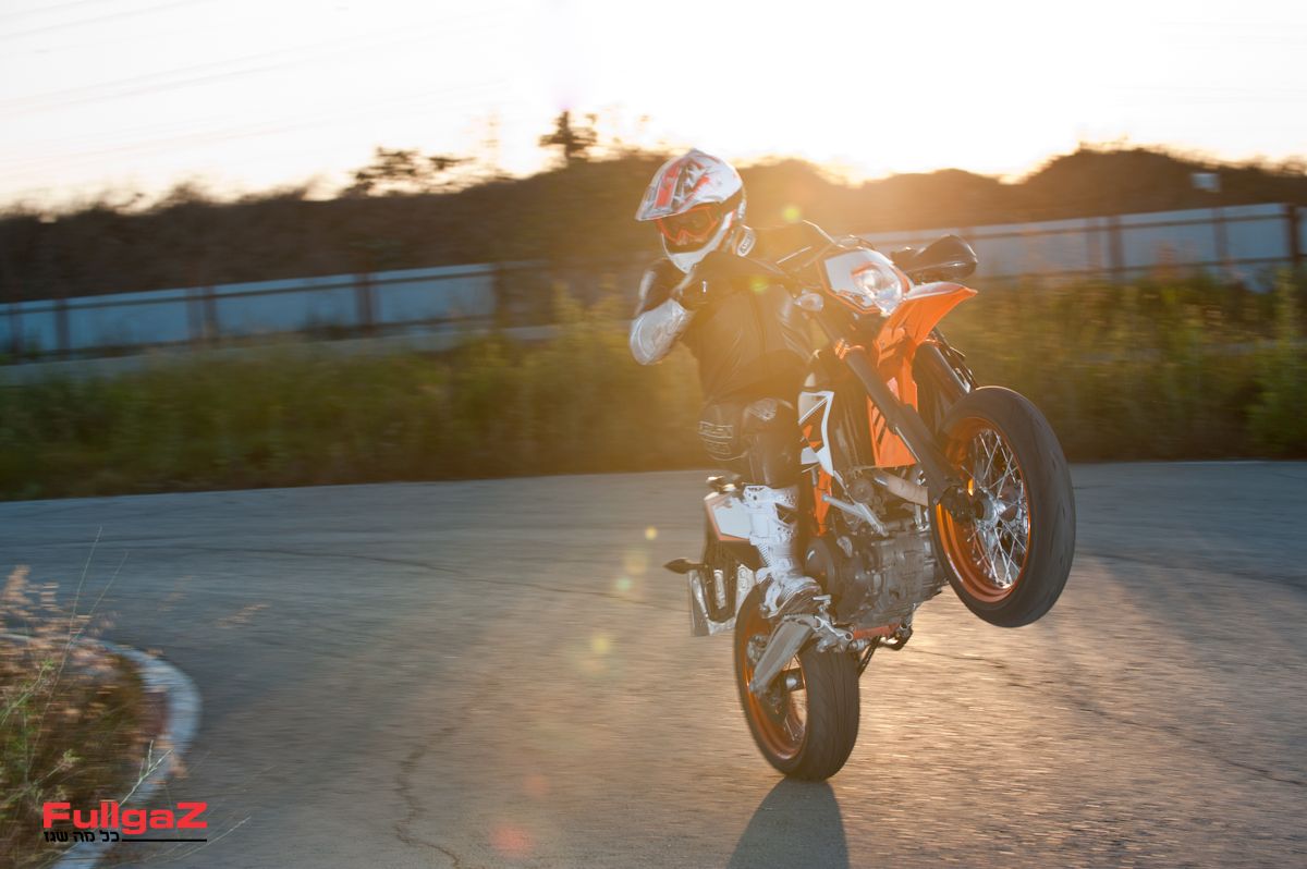 מבחן מהעבר: ק.ט.מ 690SMC-R