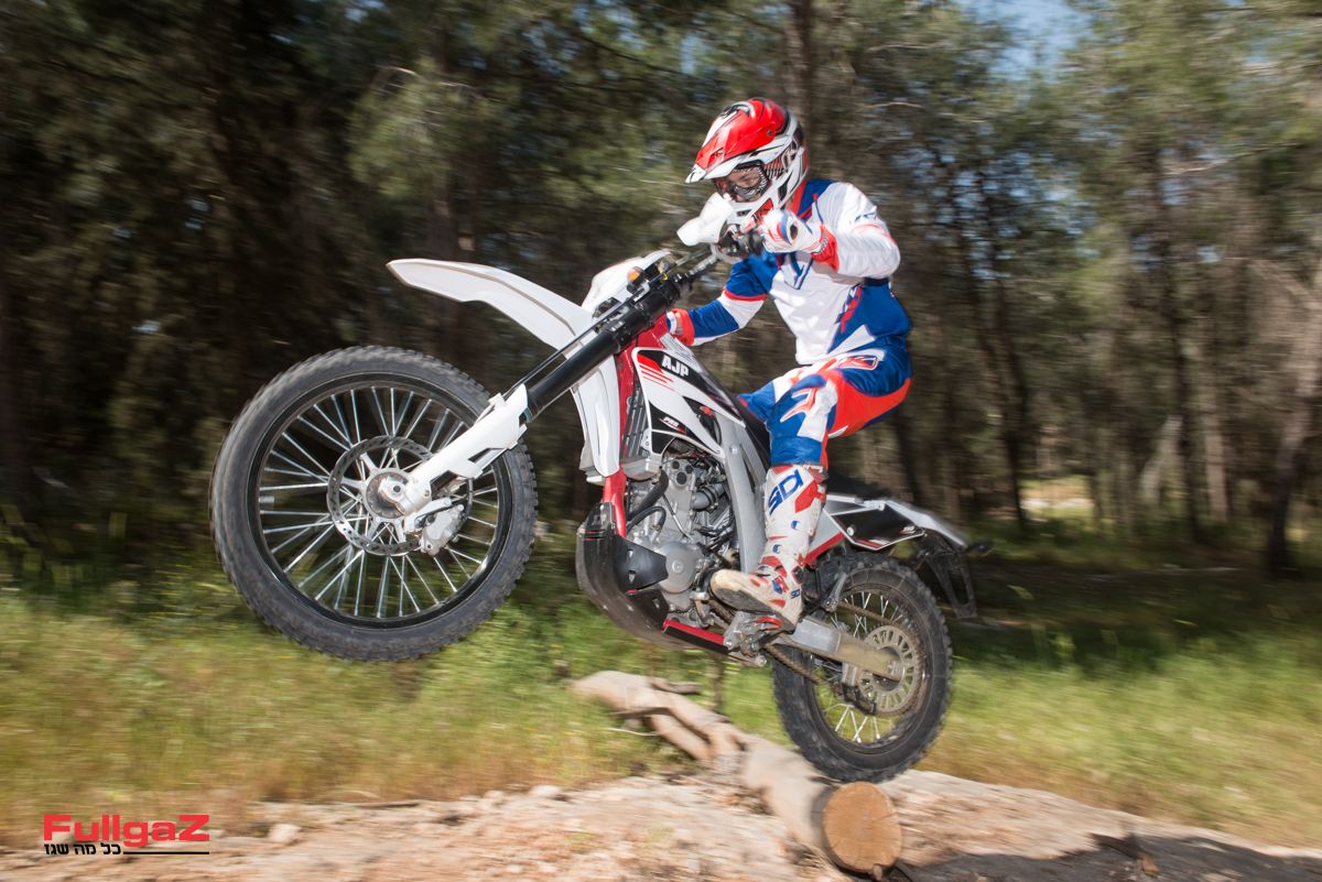 רכיבה ראשונה: AJP PR5 250 PRO