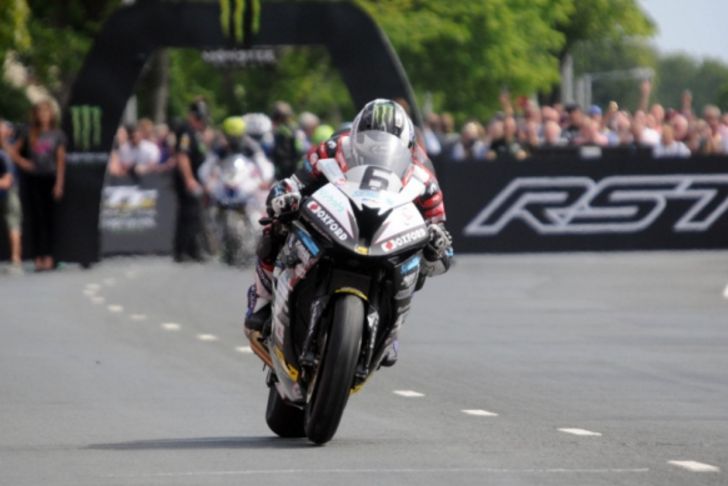 וידאו: שיא חדש להקפה באי-מאן למייקל דאנלופ