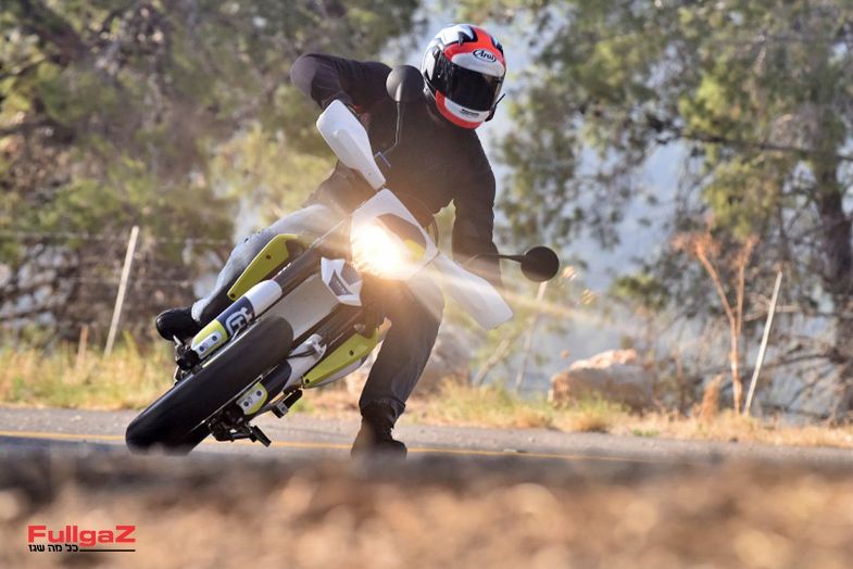 רכיבה ראשונה: הוסקוורנה 701 סופרמוטו