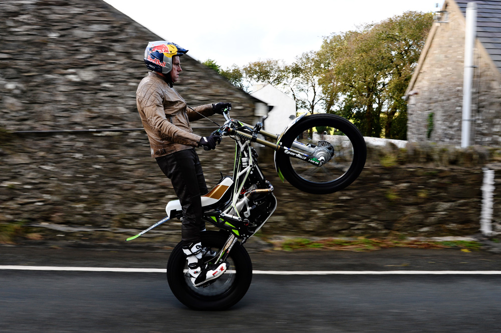 שיא עולמי חדש בווילי – נסיעה על גלגל אחד!