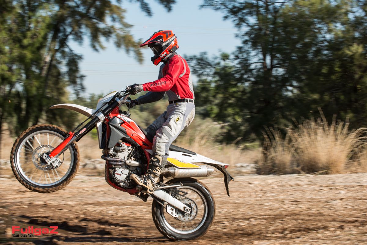 רכיבה ראשונה: SWM RS500R