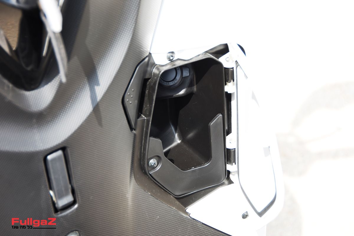 תא כפפות קטן עם שקע מצית