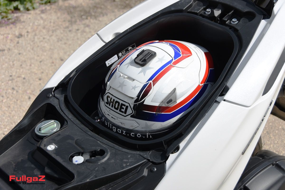 תא אחסון מתחת למושב - מכיל קסדה מלאה