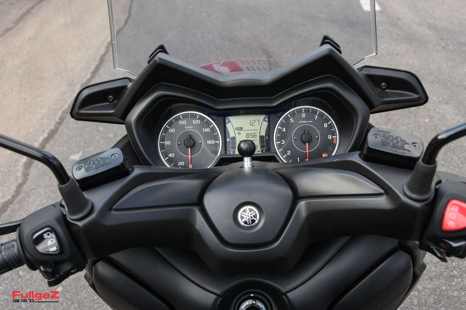 לוח שעונים עם מחשב דרך ושפע אינפורמציה