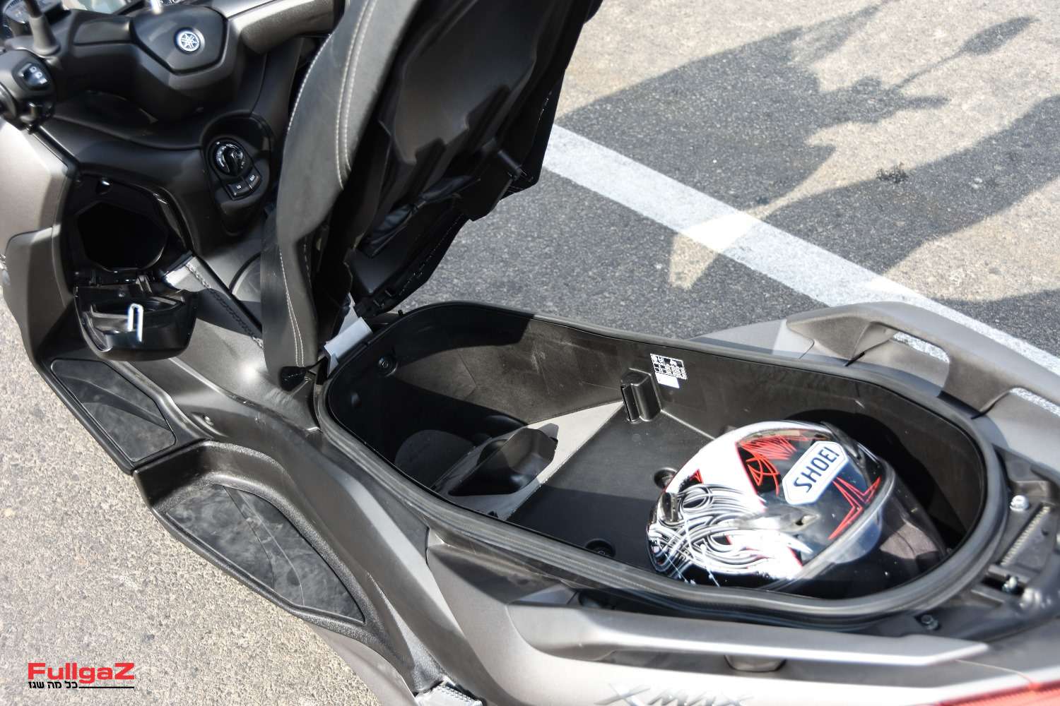 תא אחסון גדול המכיל 2 קסדות מלאות