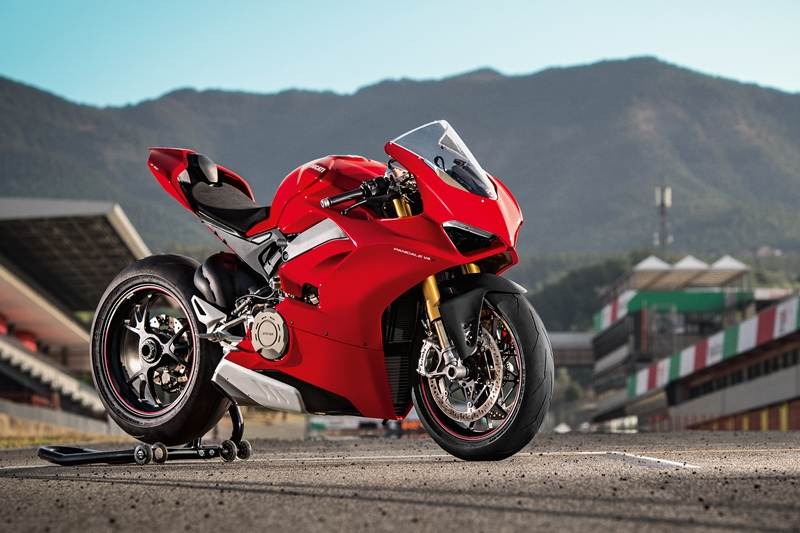 דוקאטי חושפת את הפניגאלה V4 החדש