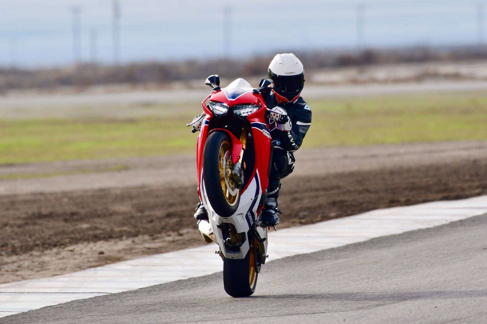 רוכב ה-Moto2 ג'ו רוברטס בדרכו לישראל