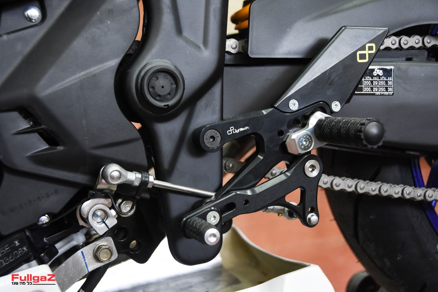 הריר-סט עם ההילוכים ההפוכים, הברגים החדשים, וחיישן הלחץ של הקוויקשיפטר על מוט הכיוון