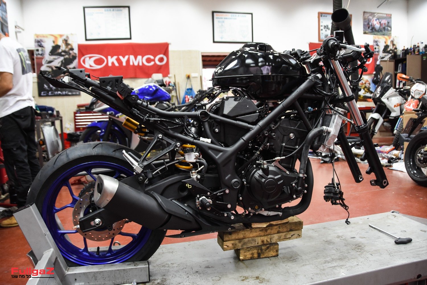 אופנועי מערכת: מתחילים לבנות את הימאהה YZF-R3 למסלול