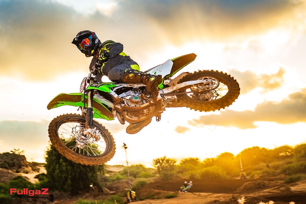 מוטוקרוס לילי לאור זרקורים