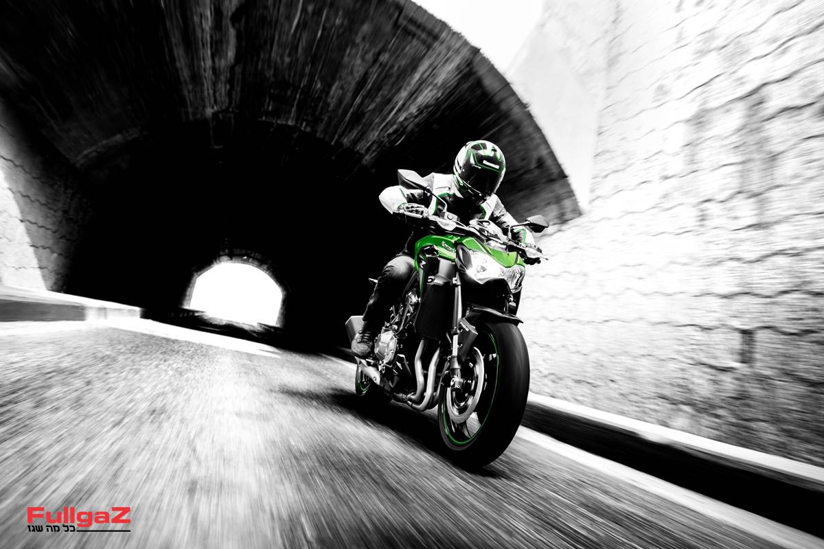רכיבה ראשונה: קוואסאקי Z900 מוגבל לרישיון A1