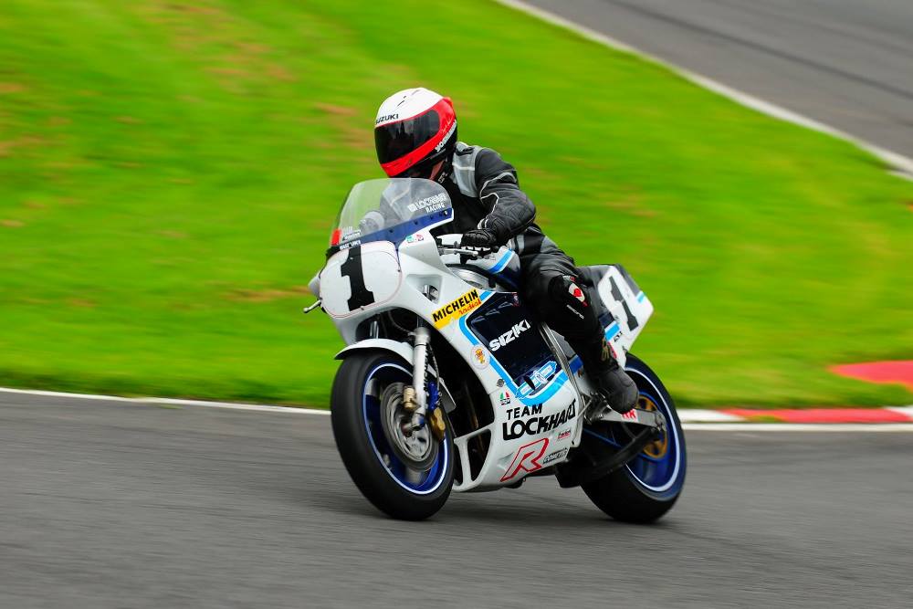 המלצה לקיץ: יום מסלול לאופנועי וינטאג' של סוזוקי