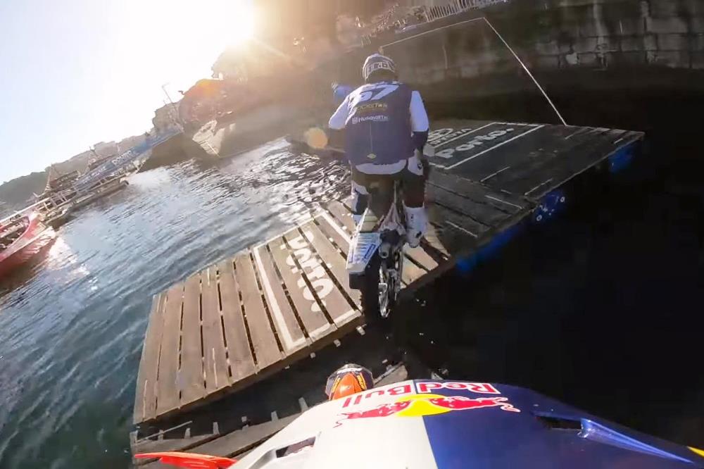 WESS: ג'וני ווקר יורד לשחות