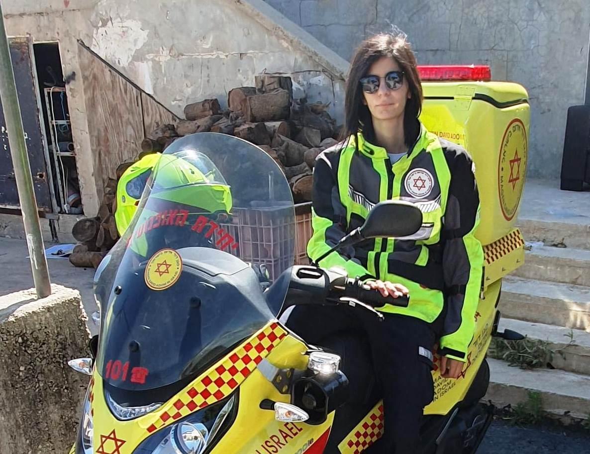 החובשת הדרוזית הראשונה הרוכבת על דו-גלגלי