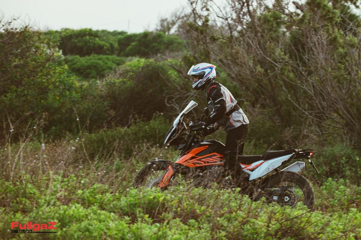 רכיבה ראשונה: ק.ט.מ 790 אדוונצ'ר