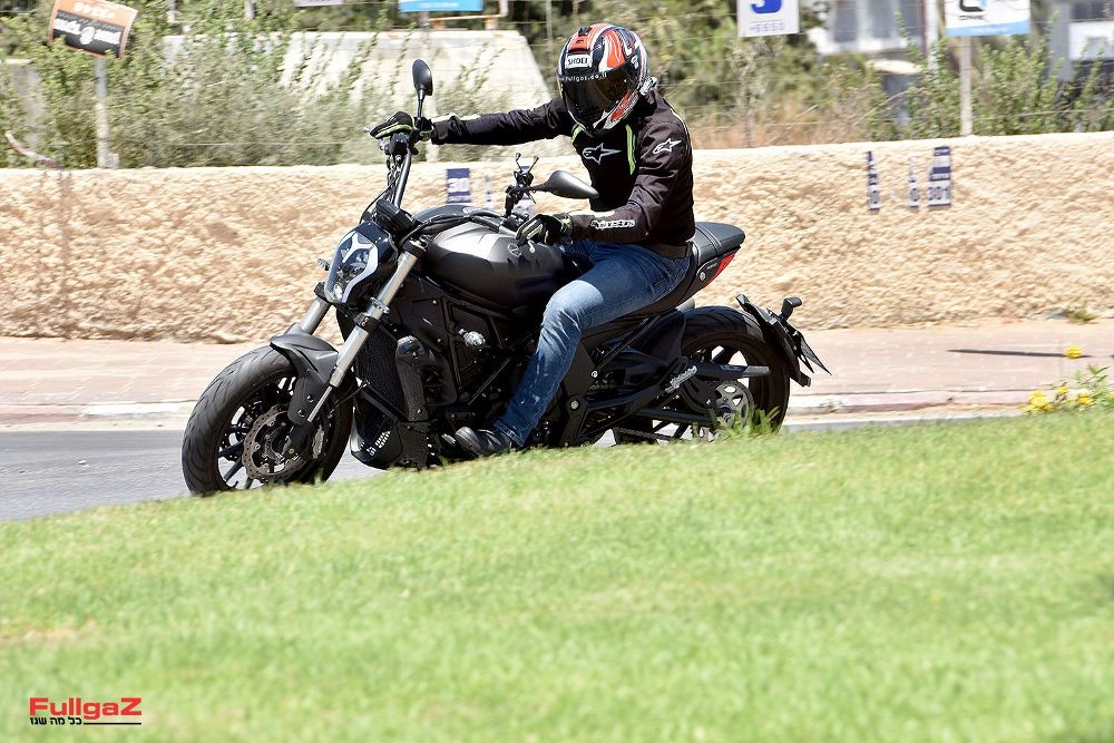 רכיבה ראשונה: בנלי 502C קרוזר