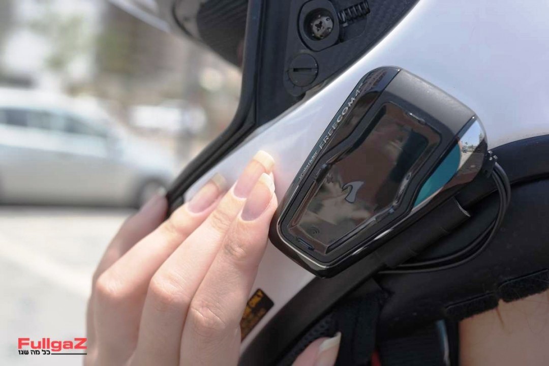 אנגליה: האם דיבורית לקסדה תצא מחוץ לחוק?