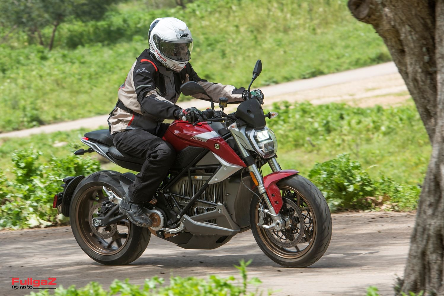 רכיבה ראשונה: זירו SR/F – סטריטפייטר חשמלי