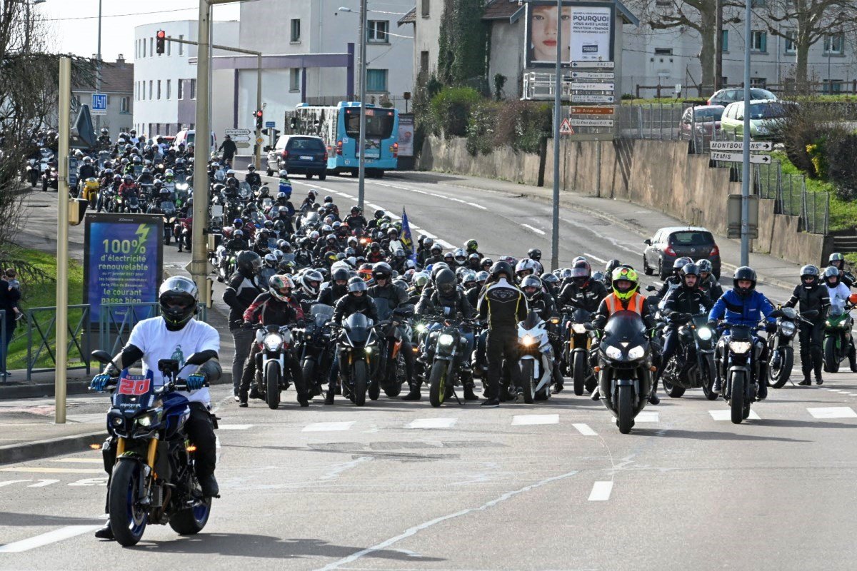 צרפת: איסור על רכיבה בין נתיבים