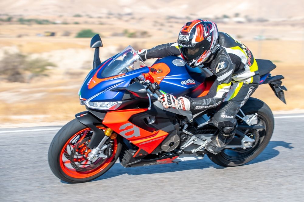 רכיבה ראשונה: אפריליה RS660 וטואונו 660