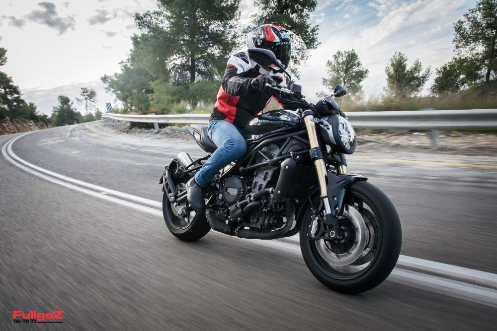 בנלי במבצע על ה-752S נייקד