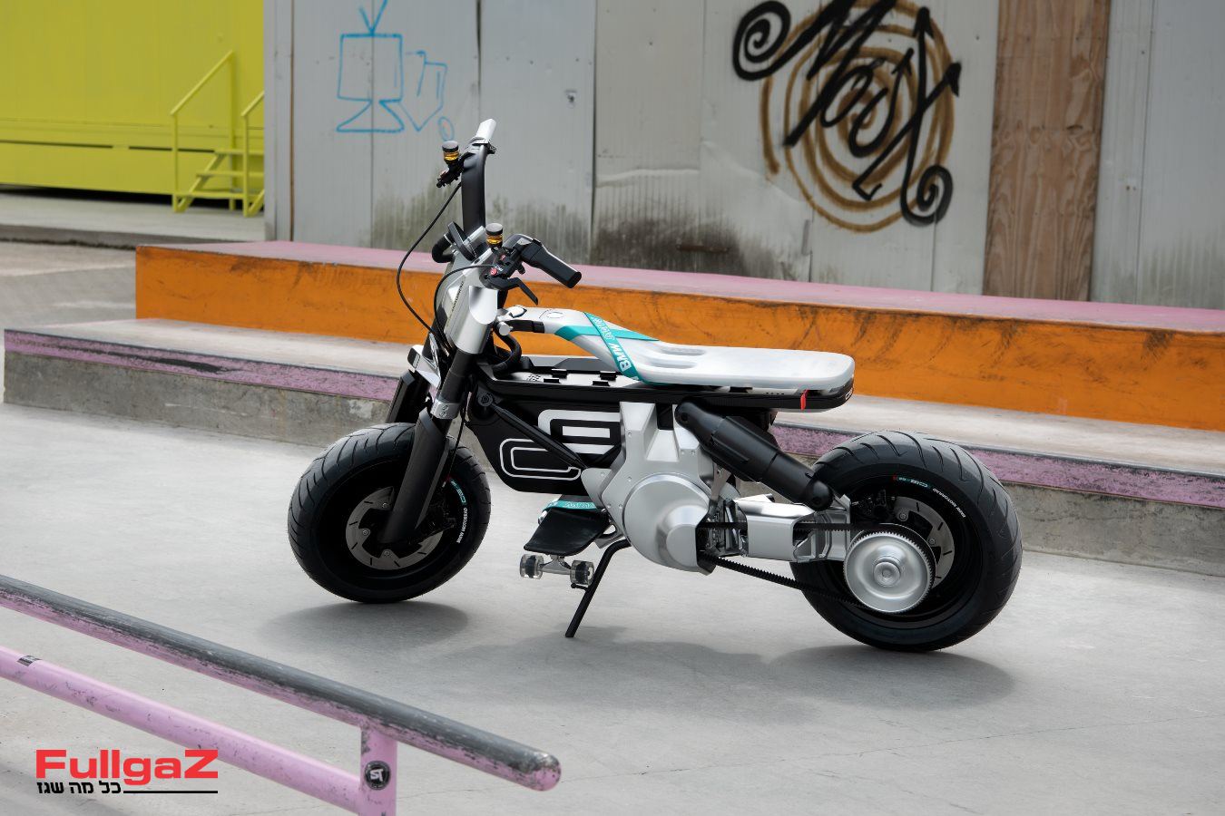 ב.מ.וו מציגה את הקונספט CE 02 החשמלי