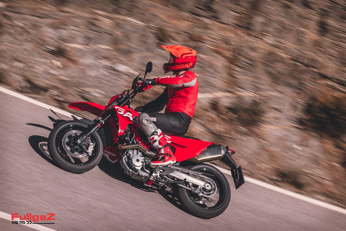 33770_Supermoto _ SM 700 _ 2022 _ Action