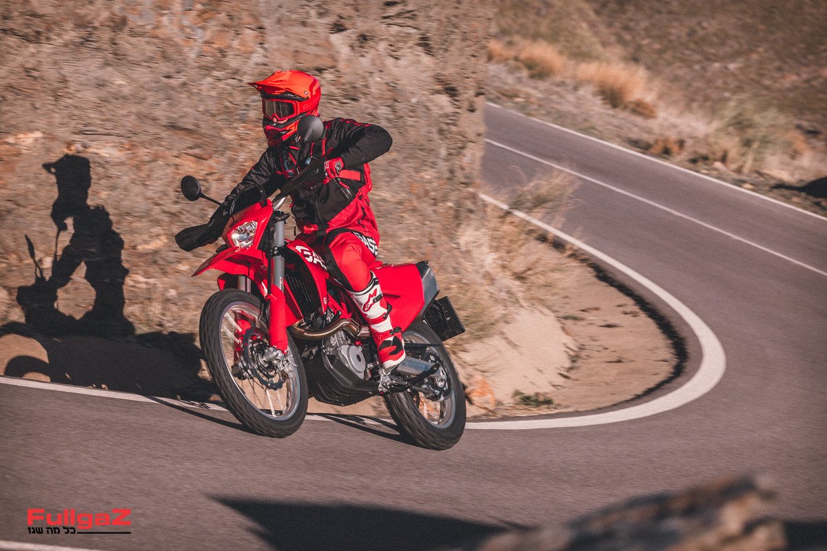 33777_Travel _ ES 700 _ 2022 _ Action