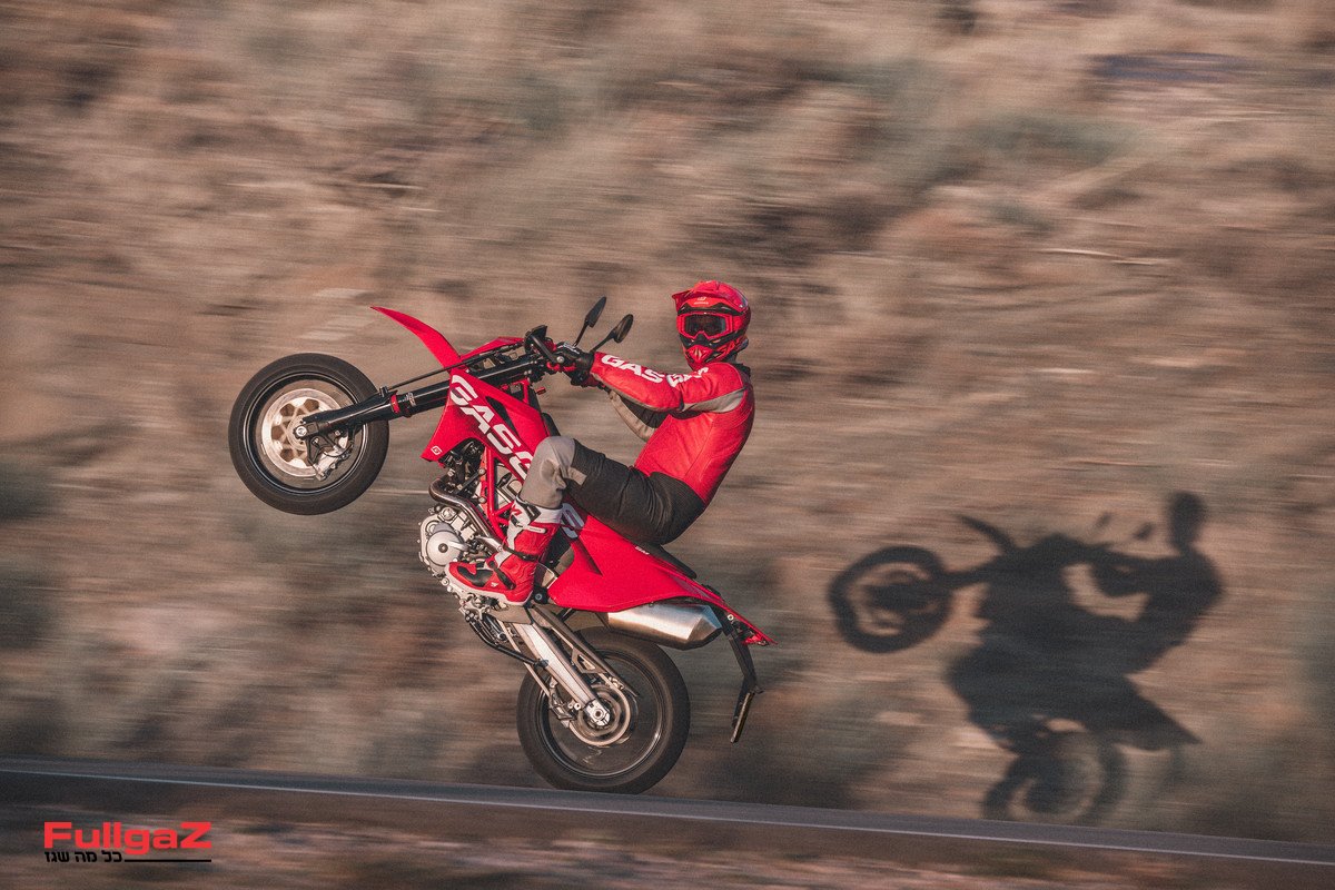 33780_Supermoto _ SM 700 _ 2022 _ Action