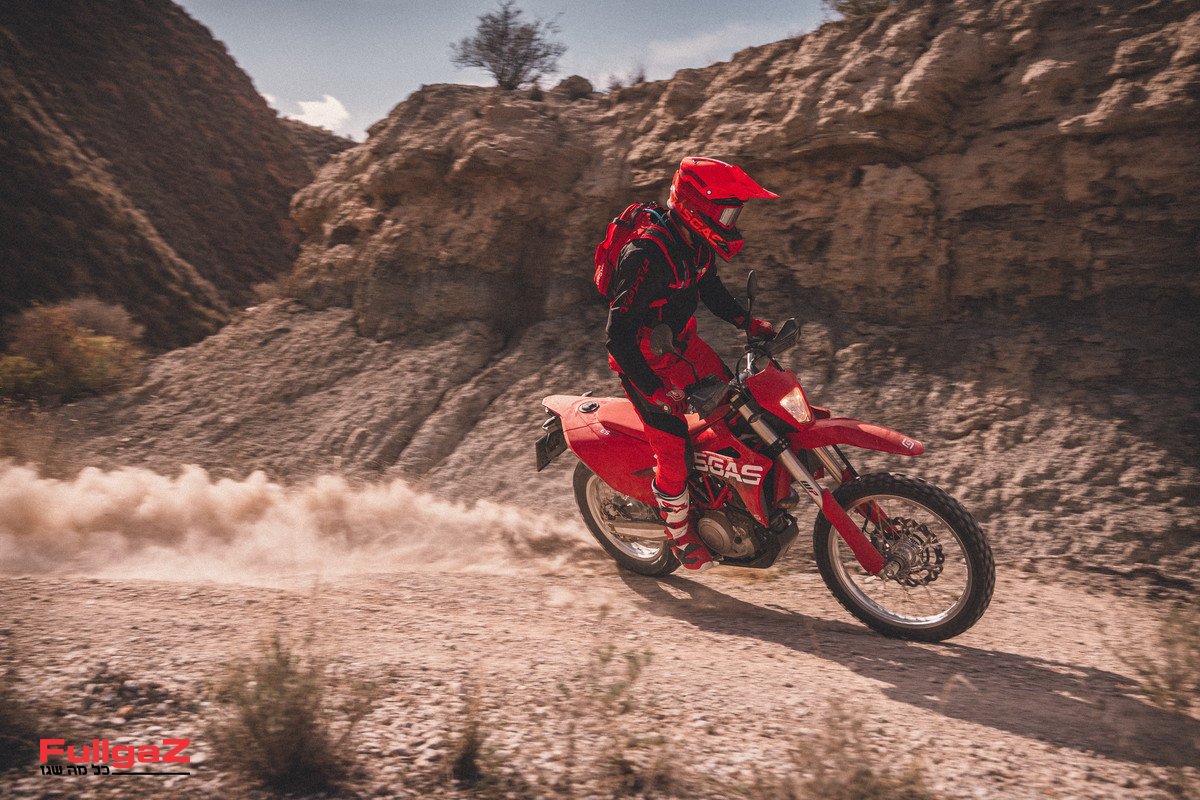 33789_Travel _ ES 700 _ 2022 _ Action