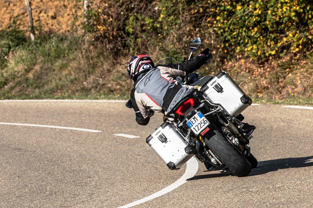 ארגזי הצד פגעו ברכב – הרוכב יפצה את הנהגת