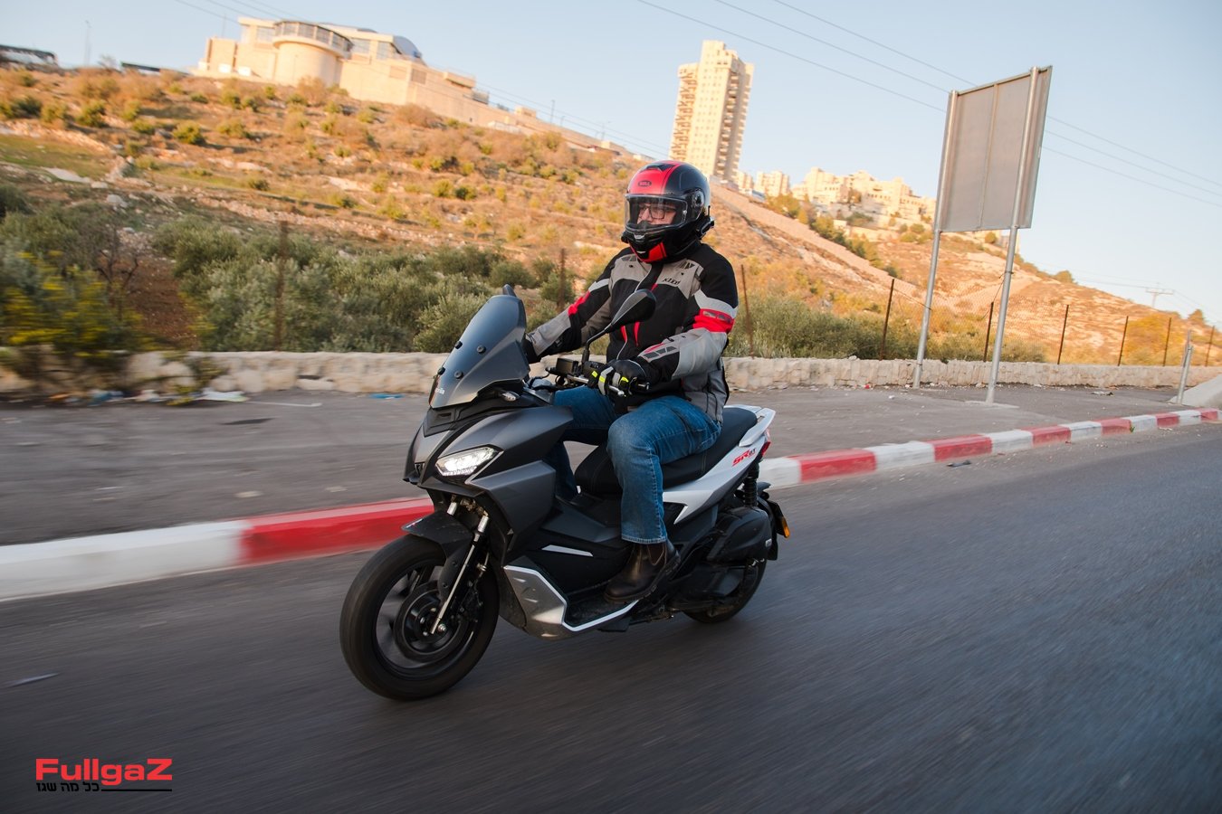 רכיבה ראשונה: אפריליה SR GT 200 אדוונצ'ר
