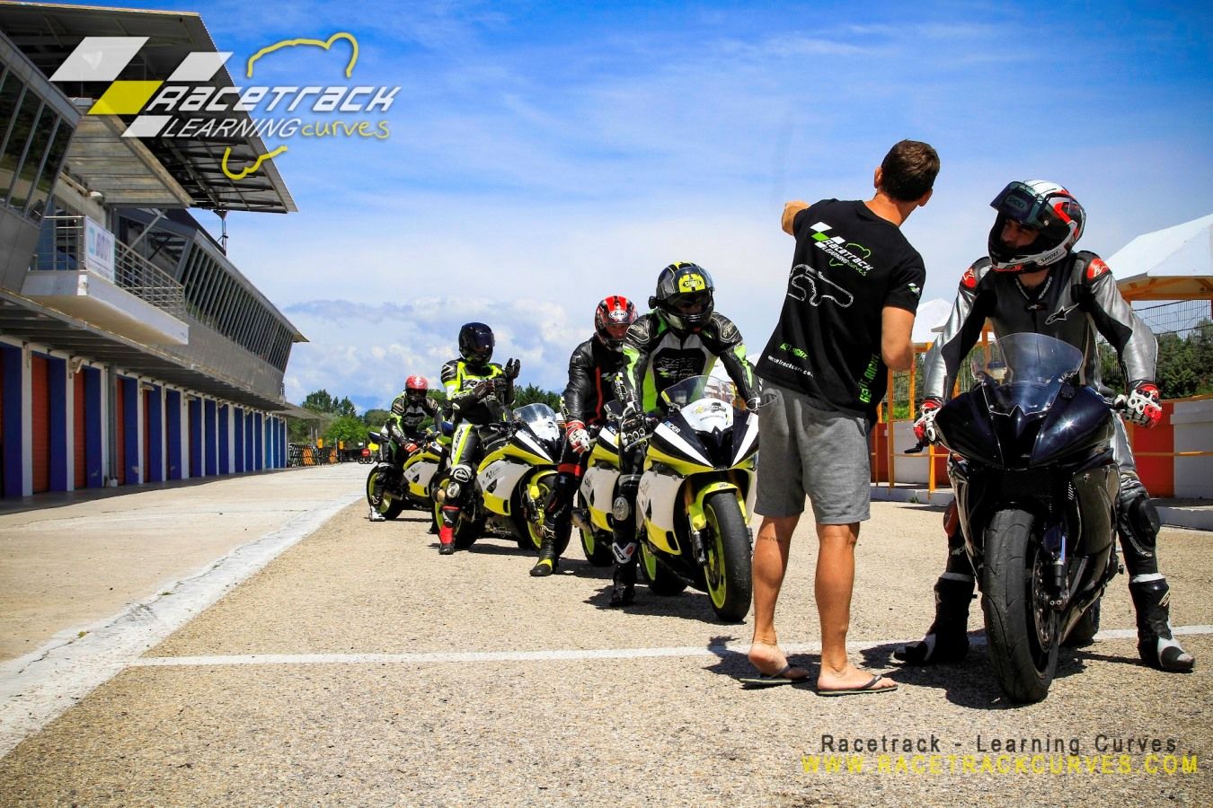 גולשי פול גז טסים לקורס רכיבת מסלול ביוון