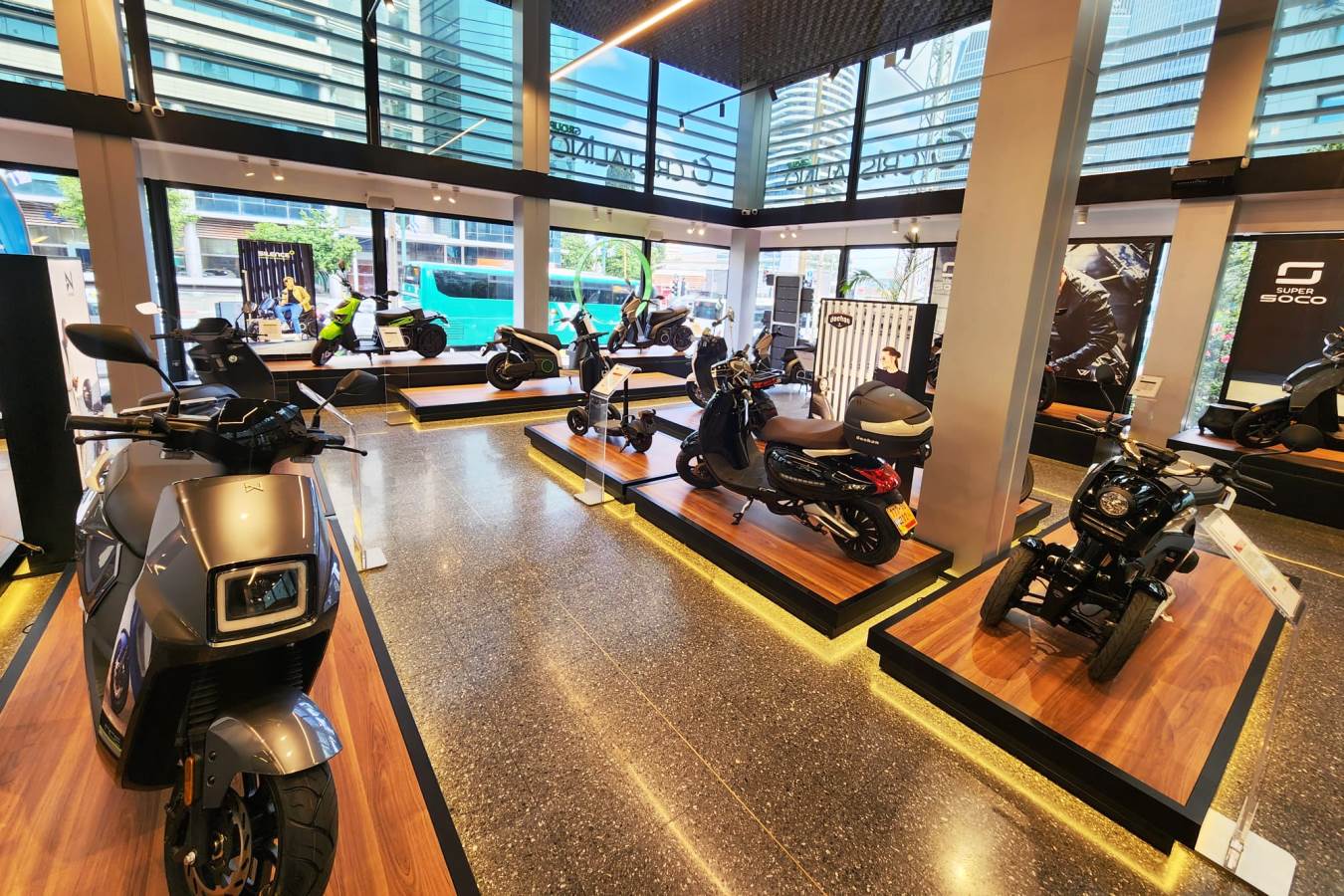 קריסטלינו מאגדת תחתיה פעילות דו-גלגלית חשמלית