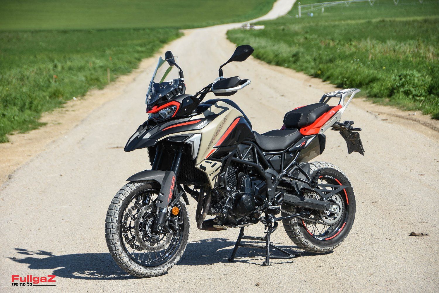 בנלי TRK702X